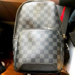 LOUIS VUITTON AVENUE SLING BAG